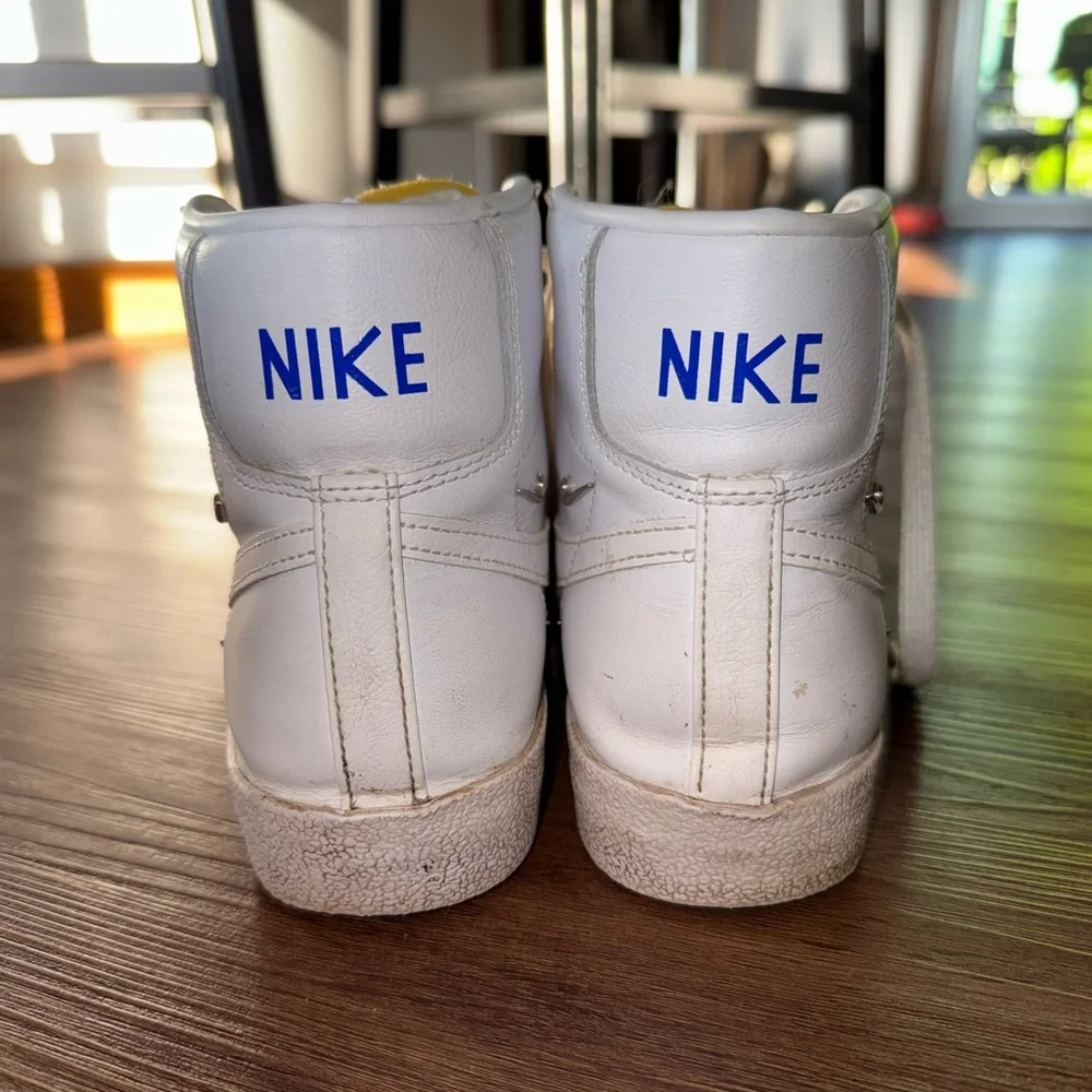 Nike Blazer Mid ‘77 SE ‘Sisterhood - White Metallic Silver, Womens Size 8